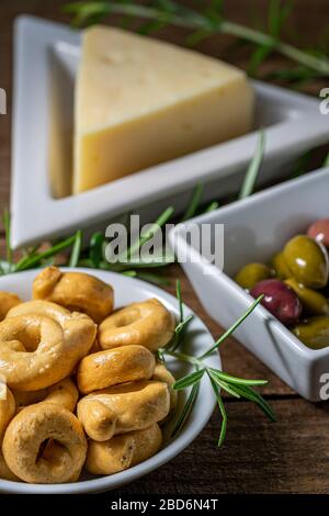 Biscotti taralli con formaggio Asiago e olive. Foto Stock
