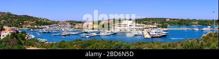 Porto Cervo, Sardegna / Italia - 2019/07/20: Vista panoramica sul porto di yacht di lusso e sul porto di Porto Cervo, località balneare della Costa Smeralda Foto Stock