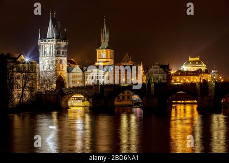 Nachtaufnahme der Karlsbrücke, Prag, Tscechische Republik Foto Stock