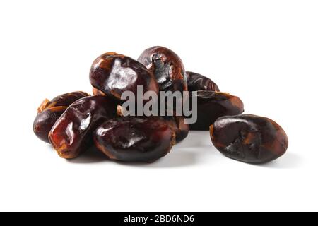 Manciata di datteri secchi chiudere isolato su bianco Foto Stock