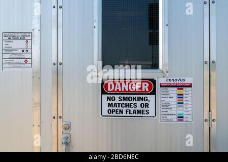 Elmworth, Alberta, Canada - 25 luglio 2018: Un grafico a colori per le condutture industriali pubblicato su un edificio di utilità di metallo Foto Stock