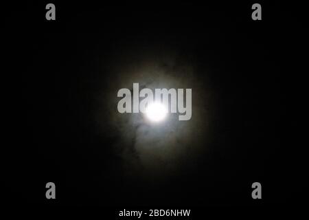 Makassar, Sulawesi meridionale, Indonesia. 7 Aprile 2020. La luna dalla forma perfetta chiamata Supermoon è visibile nel cielo notturno di Makassar City, provincia del Sulawesi meridionale, Indonesia. Credit: Herwin Bahar/ZUMA Wire/Alamy Live News Foto Stock