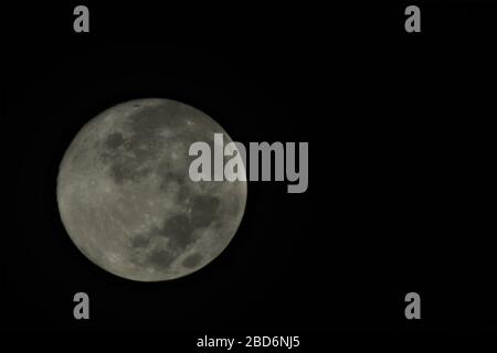 Makassar, Sulawesi meridionale, Indonesia. 7 Aprile 2020. La luna dalla forma perfetta chiamata Supermoon è visibile nel cielo notturno di Makassar City, provincia del Sulawesi meridionale, Indonesia. Credit: Herwin Bahar/ZUMA Wire/Alamy Live News Foto Stock