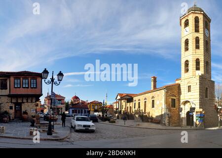 Arnaia-Chalkidiki-il campanile di Agios Stefanos e il municipio Foto Stock