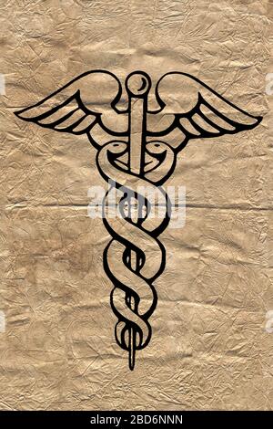 Caduceo simbolo medico su una carta stropicciata molto vecchia. Foto Stock