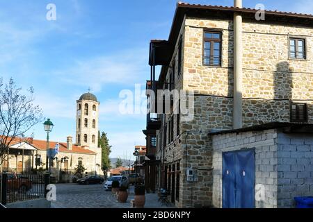 Arnaia-Chalkidiki-il campanile di Agios Stefanos e il municipio Foto Stock