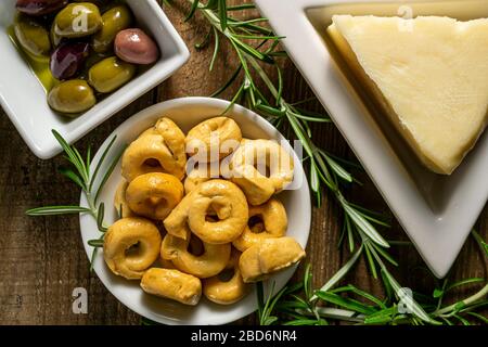 Biscotti taralli con formaggio Asiago e olive. Foto Stock