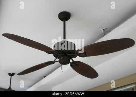 Vecchio ventilatore elettrico a soffitto. Ventilatore a soffitto in interni Foto Stock