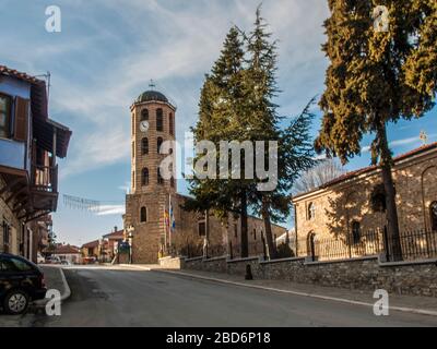 Arnaia-Chalkidiki-il campanile di Agios Stefanos e il municipio Foto Stock