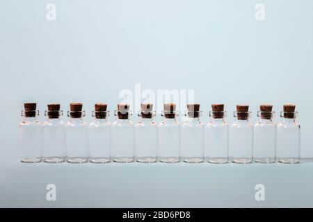 Bottiglie di vetro con tappo isolato su fondo azzurro. Foto Stock