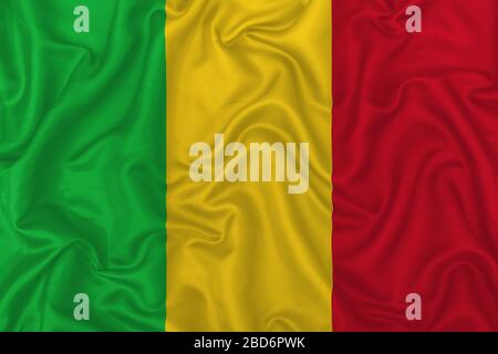 Bandiera del Mali su sfondo di tessuto di seta ondulata. Foto Stock