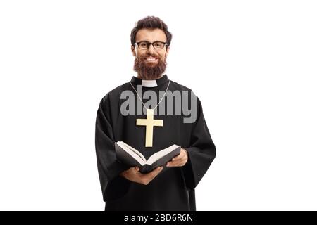 Sacerdote con croce e bibbia isolato su sfondo bianco Foto Stock