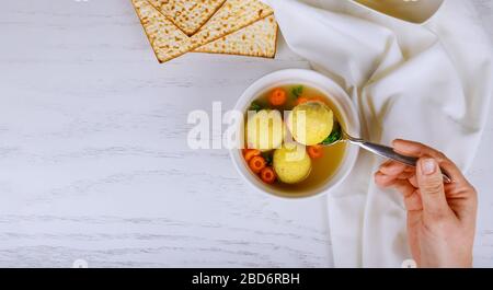 Tradizionale ebraico di deliziosa zuppa fatta in casa di passover piatto matzah palla Foto Stock