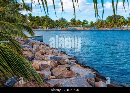 Maldive isole roccia baia con le onde oceaniche Foto Stock