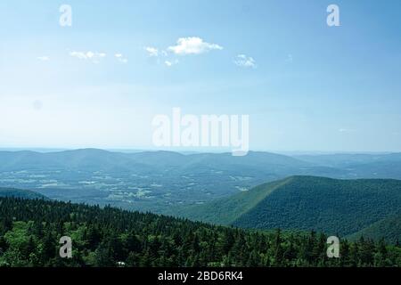 Ammira il monumento commemorativo della guerra in cima al monte Greylock, che confina con diverse città dei Berkshires. È la vetta più alta del Massachusetts Foto Stock