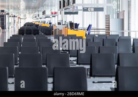 Monaco, Germania. 7 aprile 2020. L'area di fronte alle porte del Terminal 2 dell'aeroporto di Monaco è completamente deserta nel pomeriggio. Credit: Matthias Balk/dpa/Alamy Live News Foto Stock