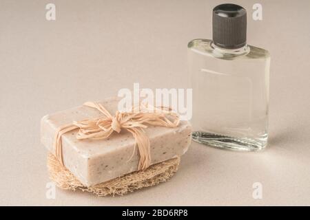 Una bottiglia di colonia e saponetta che sono la protezione più efficace per il virus corona covid19 Foto Stock