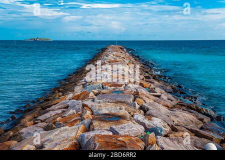 Maldive isole roccia baia con le onde oceaniche Foto Stock