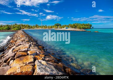 Maldive isole roccia baia con le onde oceaniche Foto Stock