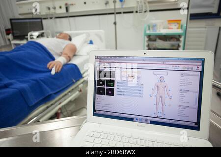 Paziente fittizio nel centro di formazione per le competenze ospedaliere Foto Stock