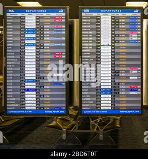 Visualizzazione degli orari dei voli all'aeroporto internazionale di Miami che mostra la maggior parte dei voli sono stati annullati durante la Pandemic Coronavirus COVID-19. Foto Stock