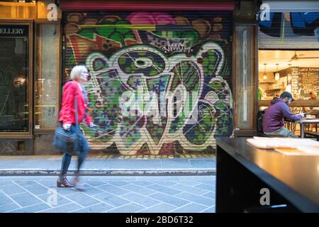 Melbourne Australia - Marzo 10 2020; forme sfocate di persone che camminano per lavorare attraverso il Centre Place Laneway prima che tutti i caffè e i negozi aprano i pipistrelli chiusi Foto Stock