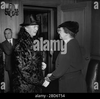 Due membri del Presidente degli Stati Uniti Franklin Roosevelt's Administration, membro del Consiglio di sicurezza sociale Mary Dewson (a sinistra) e Segretario del lavoro degli Stati Uniti Frances Perkins, Washington, D.C., USA, Harris & Ewing, 22 gennaio 1938 Foto Stock