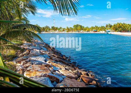 Maldive isole roccia baia con le onde oceaniche Foto Stock