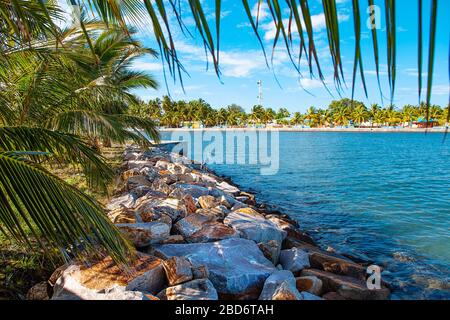 Maldive isole roccia baia con le onde oceaniche Foto Stock