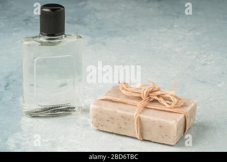 Una bottiglia di colonia e saponetta che sono la protezione più efficace per il virus corona covid19 Foto Stock