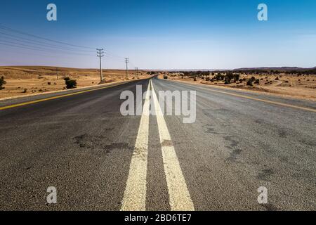 Lato deserto lungo strada -bordo del viaggio del mondo- Riyadh, Arabia Saudita. Fatto clic su 8th novembre 2019. Foto Stock