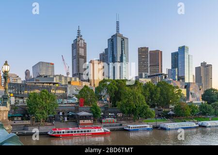 Melbourne Australia - Marzo 10 2020; skyline cittadino Urbano moderno con imponenti edifici di uffici a torre che si innalzano sopra il Fiume Yarra Foto Stock
