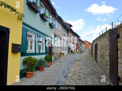 Piccole case tradizionali in una strada vicino al Castello di Quedlinburg Foto Stock