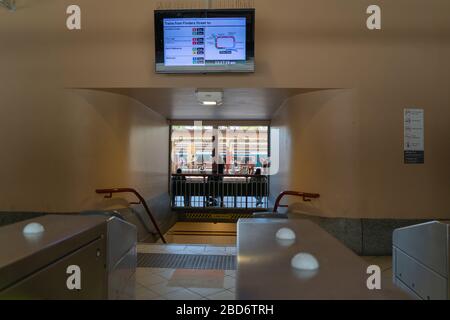 Melbourne Australia - Marzo 10 2020; la stazione dei treni passeggeri urbani porta alla piattaforma con schermo illuminato che mostra i percorsi che guardano attraverso Foto Stock