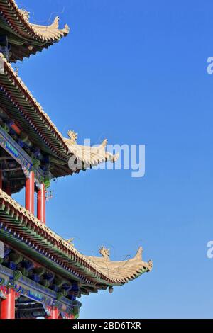 Grovie rovesciate con chiwen e chishou ornate-Xieshan stile tetto-Jiayuguan fortezza-Gansu-Cina-0768 Foto Stock