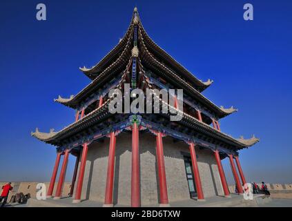 Le eaves capovolte-chiwen e chishou ornate-Xieshan tetto-porta della torre dei Sospiri-fortezza di Jiayuguan-Gansu-Cina-0769 Foto Stock