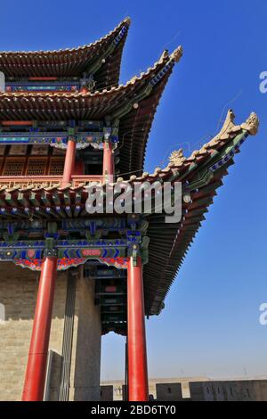 Grovie rovesciate con chiwen e chishou ornate-Xieshan stile tetto-Jiayuguan fortezza-Gansu-Cina-0770 Foto Stock