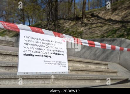 6 aprile 2020, Kiev, Ucraina: Segno che mostra la chiusura del parco centrale Mariinsky durante la pandemia del virus corona. Il Gabinetto dei ministri dell'Ucraina ha adottato una risoluzione sul rafforzamento delle misure di quarantena. Il governo vieta di riunirsi per le strade in gruppi di più di due persone, di camminare nei parchi, nelle aree del parco forestale e nei terrapieni, di visitare sport e parchi giochi. (Credit Image: © Maksym Polishchuk/SOPA Images via ZUMA Wire) Foto Stock