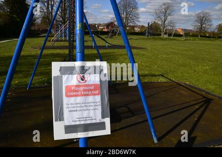 Il parco giochi per bambini a Princes Risborough è chiuso a causa del blocco di Coronavirus. Buckinghamshire, Regno Unito. Segnaletica: Parco giochi chiuso. Non uscire. Foto Stock