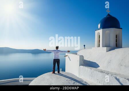 L'uomo ama la vita viaggiando intorno all'isola di Santorini, Grecia Foto Stock