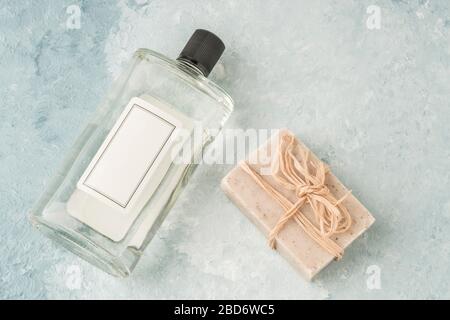 Una bottiglia di colonia e saponetta che sono la protezione più efficace per il virus corona pandemico covid19 Foto Stock