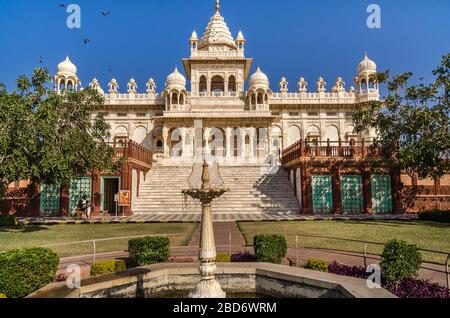 JODHPUR, INDIA – DEC. 02, 2019: Famoso Mausoleo di Jaswant Thada nel Rajasthan, un memoriale di marmo bianco comunemente conosciuto come Taj Mahal di Mewar. Foto Stock