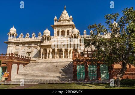 JODHPUR, INDIA – DEC. 02, 2019: Famoso Mausoleo di Jaswant Thada nel Rajasthan, un memoriale di marmo bianco comunemente conosciuto come Taj Mahal di Mewar. Foto Stock
