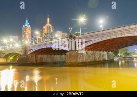 Melbourne Australia - Marzo 9 2020; Città di notte, edifici, luci e riflessi da sotto il Ponte dei principi sul lungomare. Foto Stock