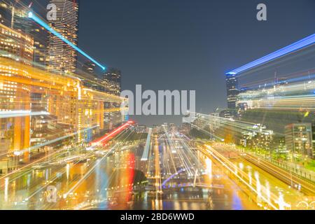 Melbourne Australia - Marzo 9 2020; Città di notte, edifici, luci e riflessi in astratto zoom sfocatura Foto Stock