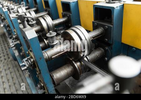 Particolare della macchina curvatubi in acciaio inox. Primo piano. Foto Stock