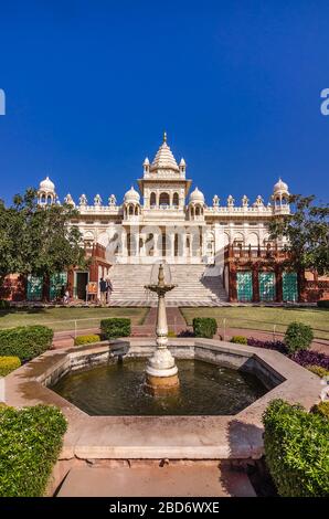 JODHPUR, INDIA – DEC. 02, 2019: Famoso Mausoleo di Jaswant Thada nel Rajasthan, un memoriale di marmo bianco comunemente conosciuto come Taj Mahal di Mewar. Foto Stock