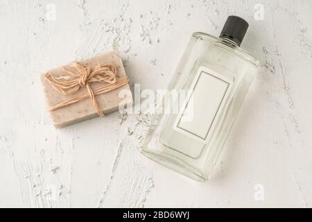 Una bottiglia di colonia e saponetta che sono la protezione più efficace per il virus corona pandemico covid19 Foto Stock