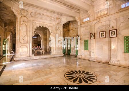 JODHPUR, INDIA – DEC. 02, 2019: Interno del Mausoleo di Jaswant Thada nel Rajasthan, un memoriale di marmo bianco comunemente conosciuto come Taj Mahal di Mewar. Foto Stock