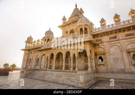 JODHPUR, INDIA – DEC. 02, 2019: Famoso Mausoleo di Jaswant Thada nel Rajasthan, un memoriale di marmo bianco comunemente conosciuto come Taj Mahal di Mewar. Foto Stock